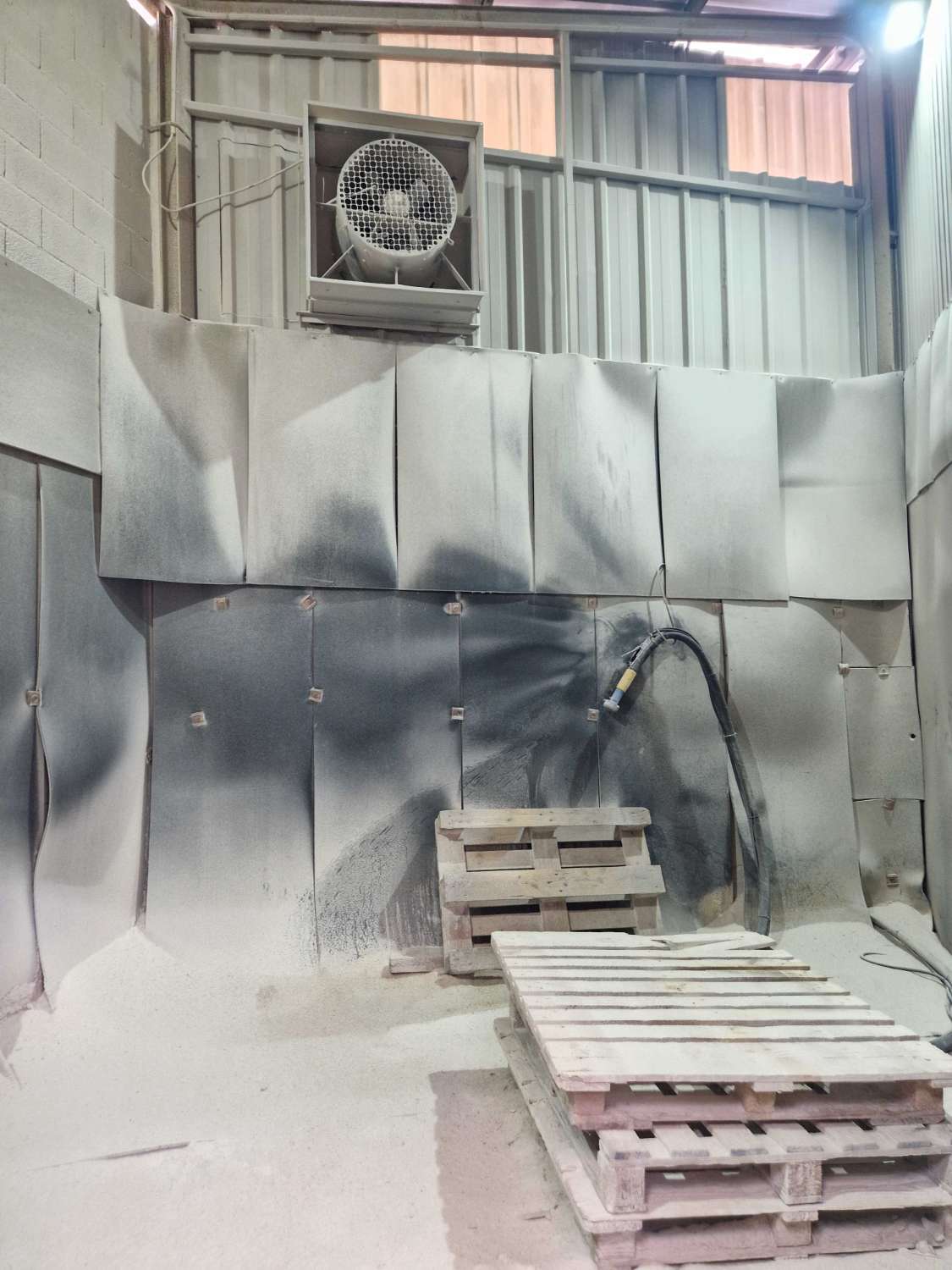 NAVE INDUSTRIAL CON TALLER DE MARMOLES EN POLIGONO DE NOIA