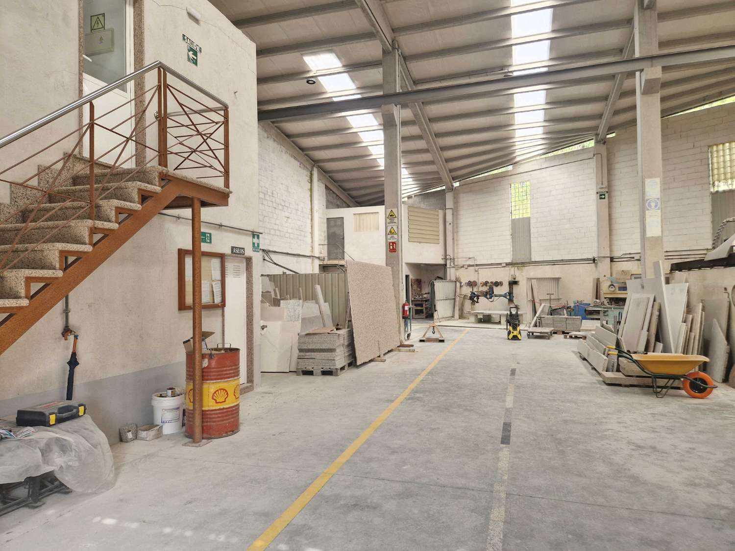 NAVE INDUSTRIAL CON TALLER DE MARMOLES EN POLIGONO DE NOIA