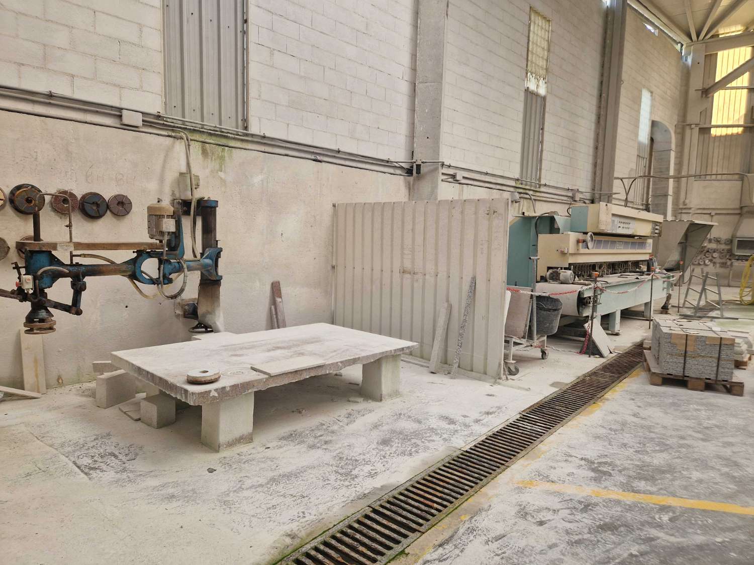 NAVE INDUSTRIAL CON TALLER DE MARMOLES EN POLIGONO DE NOIA