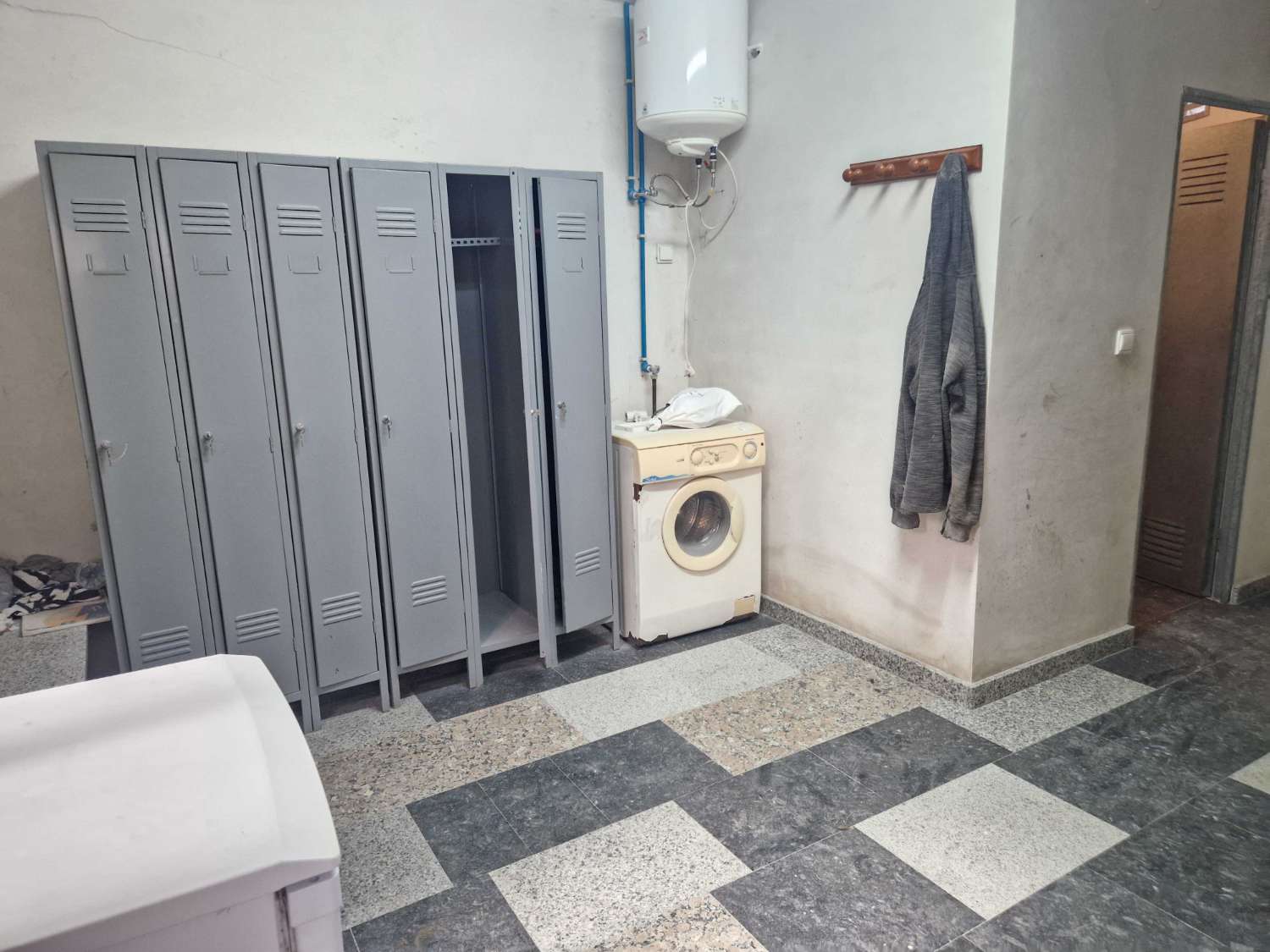 NAVE INDUSTRIAL CON TALLER DE MARMOLES EN POLIGONO DE NOIA