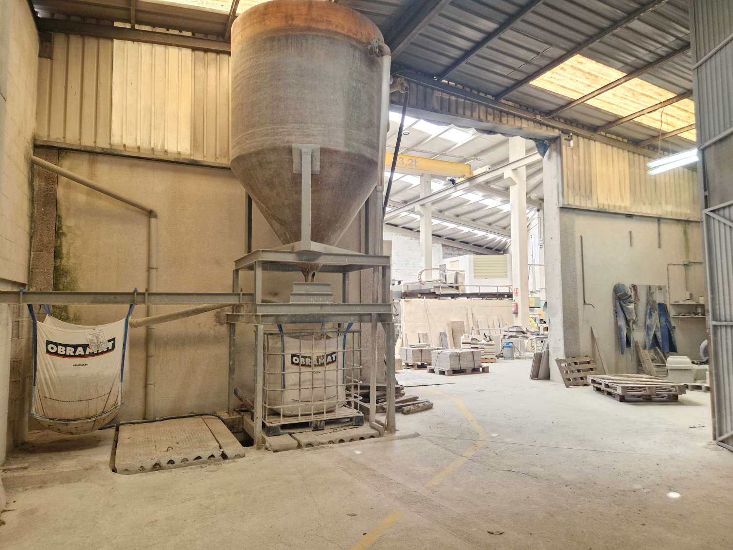 NAVE INDUSTRIAL CON TALLER DE MARMOLES EN POLIGONO DE NOIA