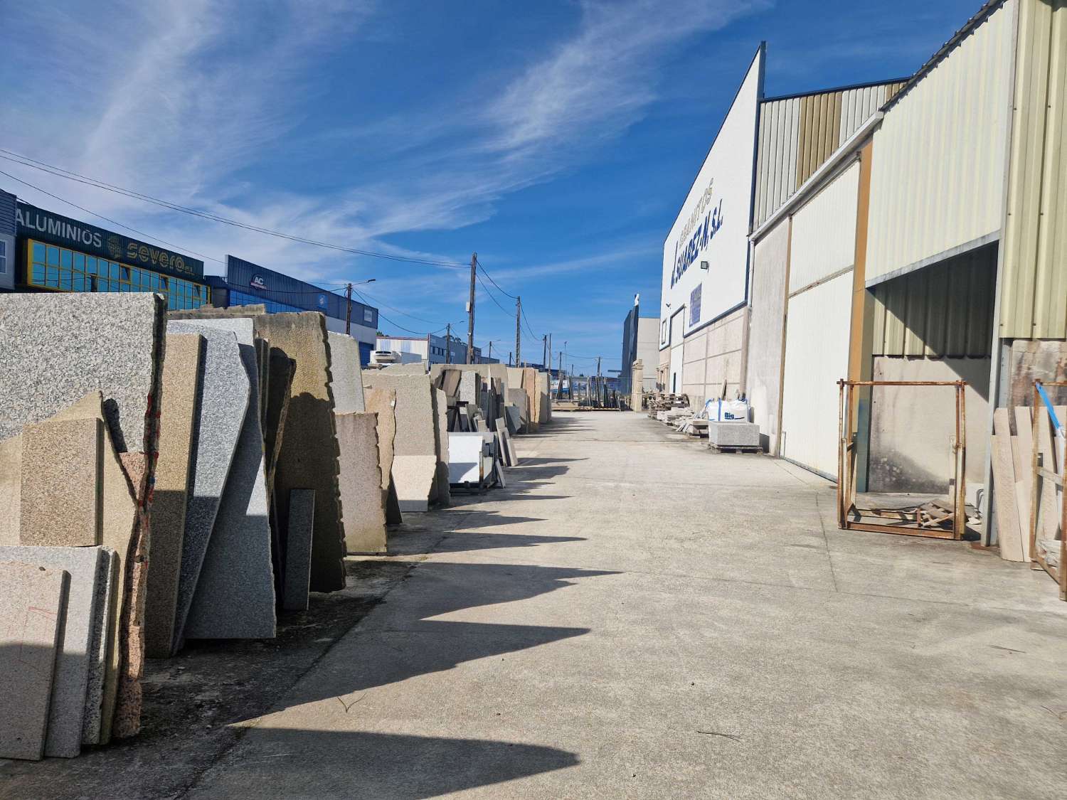 NAVE INDUSTRIAL CON TALLER DE MARMOLES EN POLIGONO DE NOIA