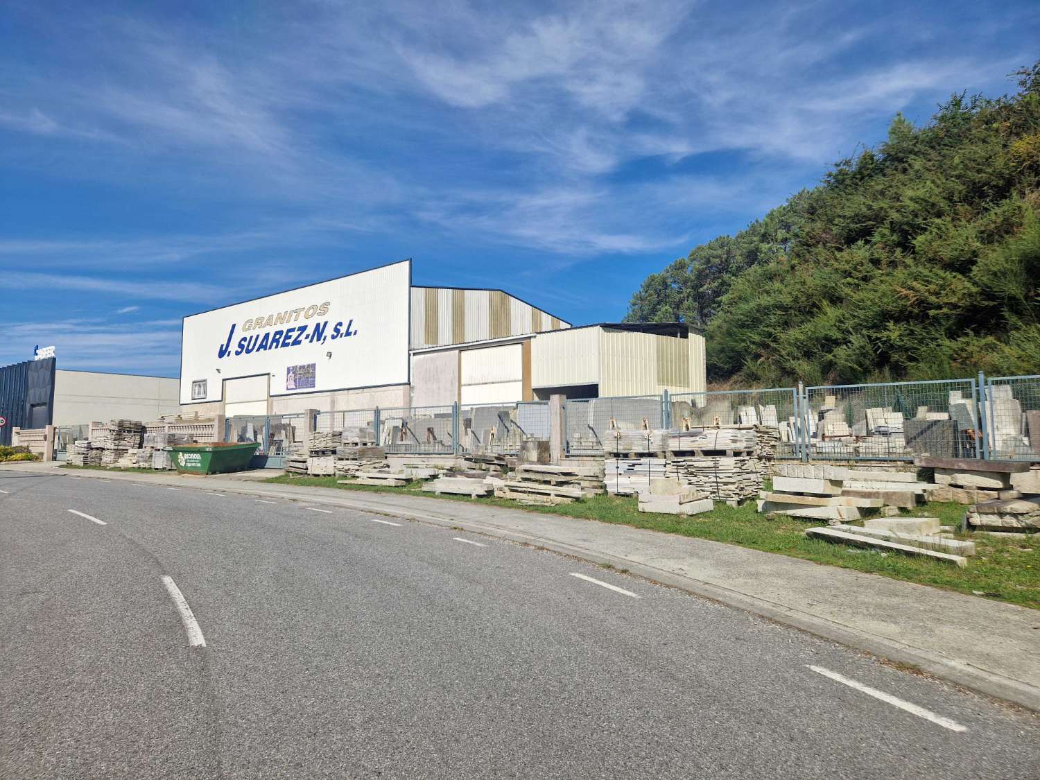 NAVE INDUSTRIAL CON TALLER DE MARMOLES EN POLIGONO DE NOIA