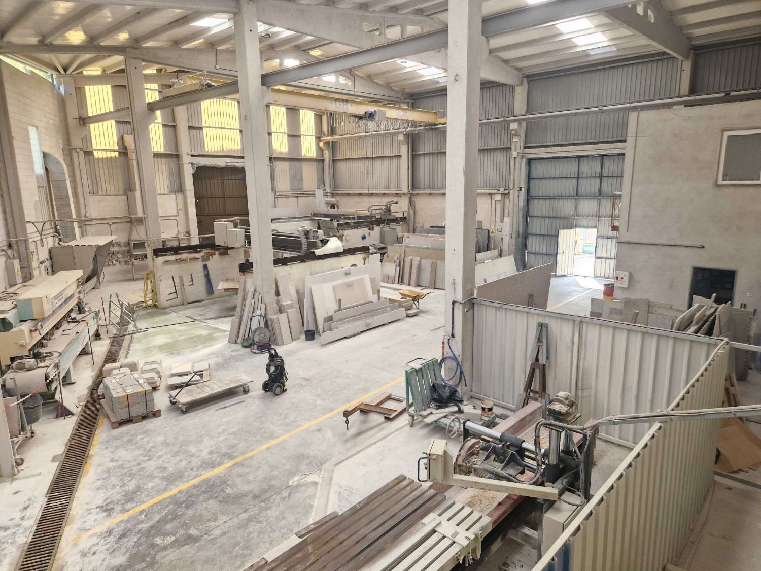 NAVE INDUSTRIAL CON TALLER DE MARMOLES EN POLIGONO DE NOIA