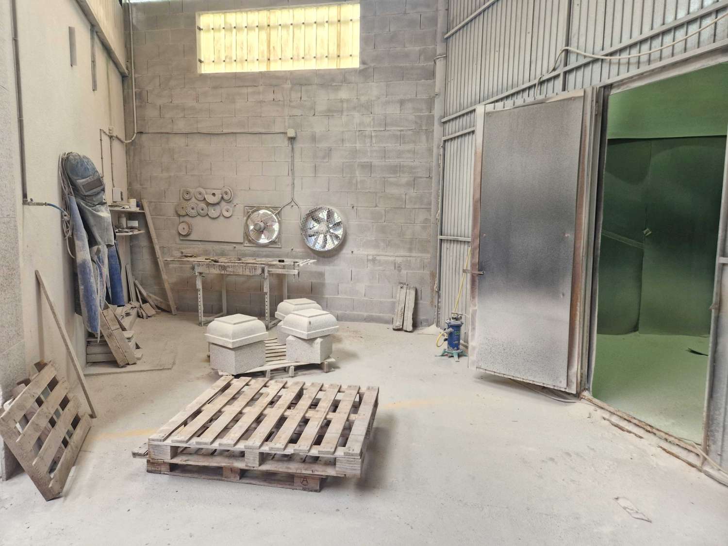 NAVE INDUSTRIAL CON TALLER DE MARMOLES EN POLIGONO DE NOIA