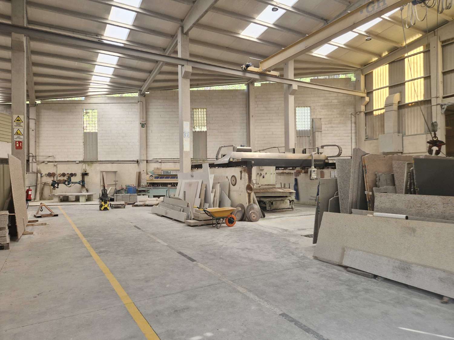 NAVE INDUSTRIAL CON TALLER DE MARMOLES EN POLIGONO DE NOIA