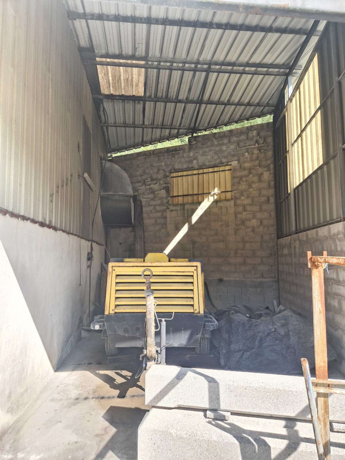 NAVE INDUSTRIAL CON TALLER DE MARMOLES EN POLIGONO DE NOIA