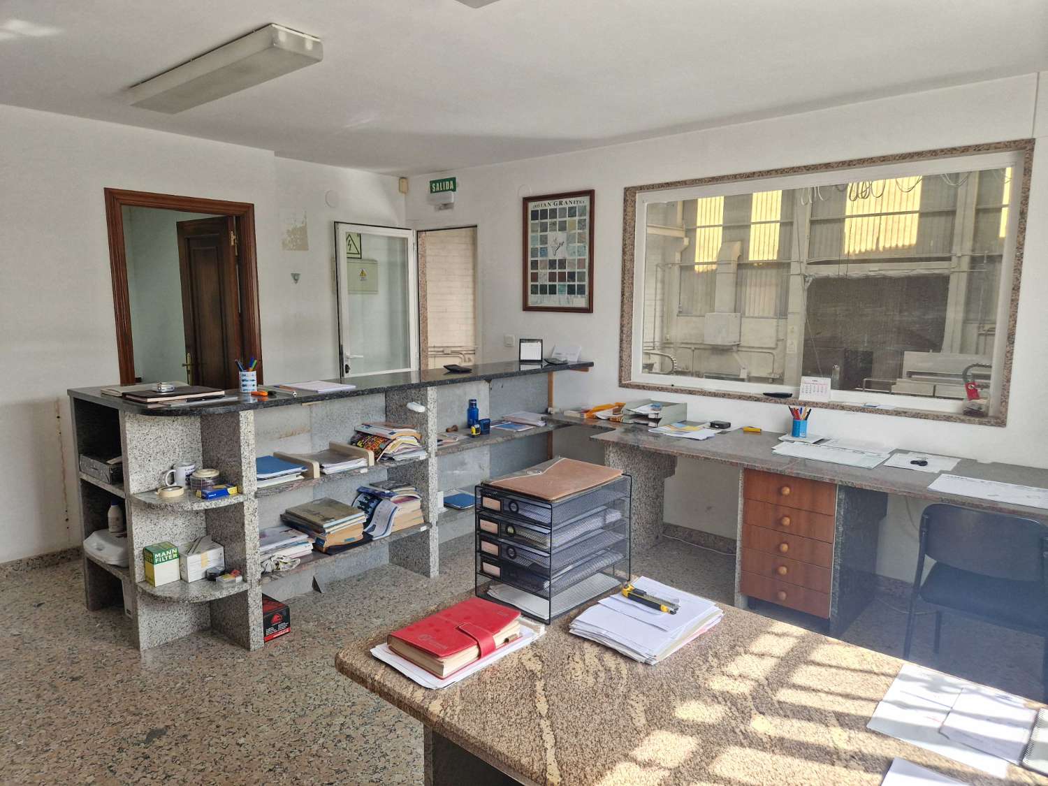 NAVE INDUSTRIAL CON TALLER DE MARMOLES EN POLIGONO DE NOIA