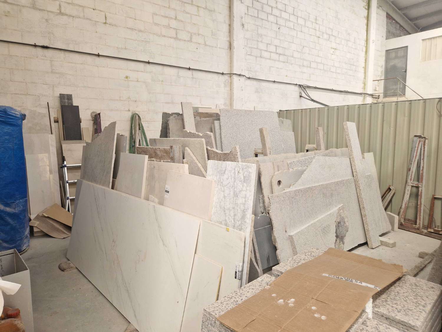 NAVE INDUSTRIAL CON TALLER DE MARMOLES EN POLIGONO DE NOIA