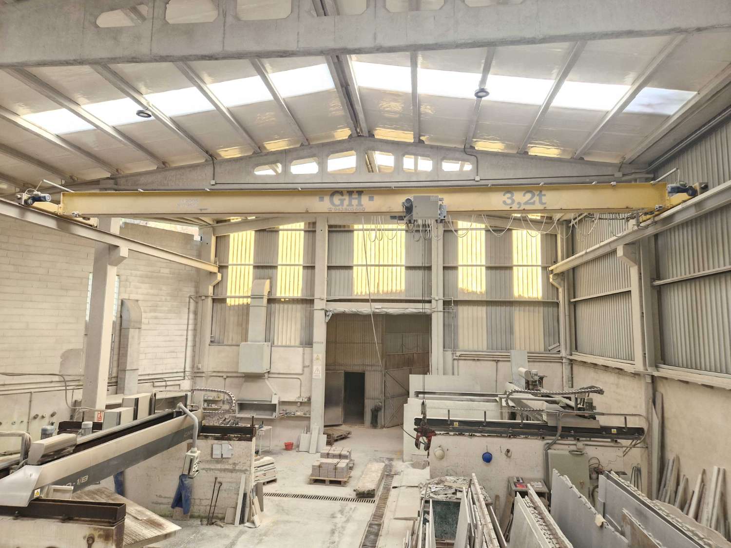 NAVE INDUSTRIAL CON TALLER DE MARMOLES EN POLIGONO DE NOIA