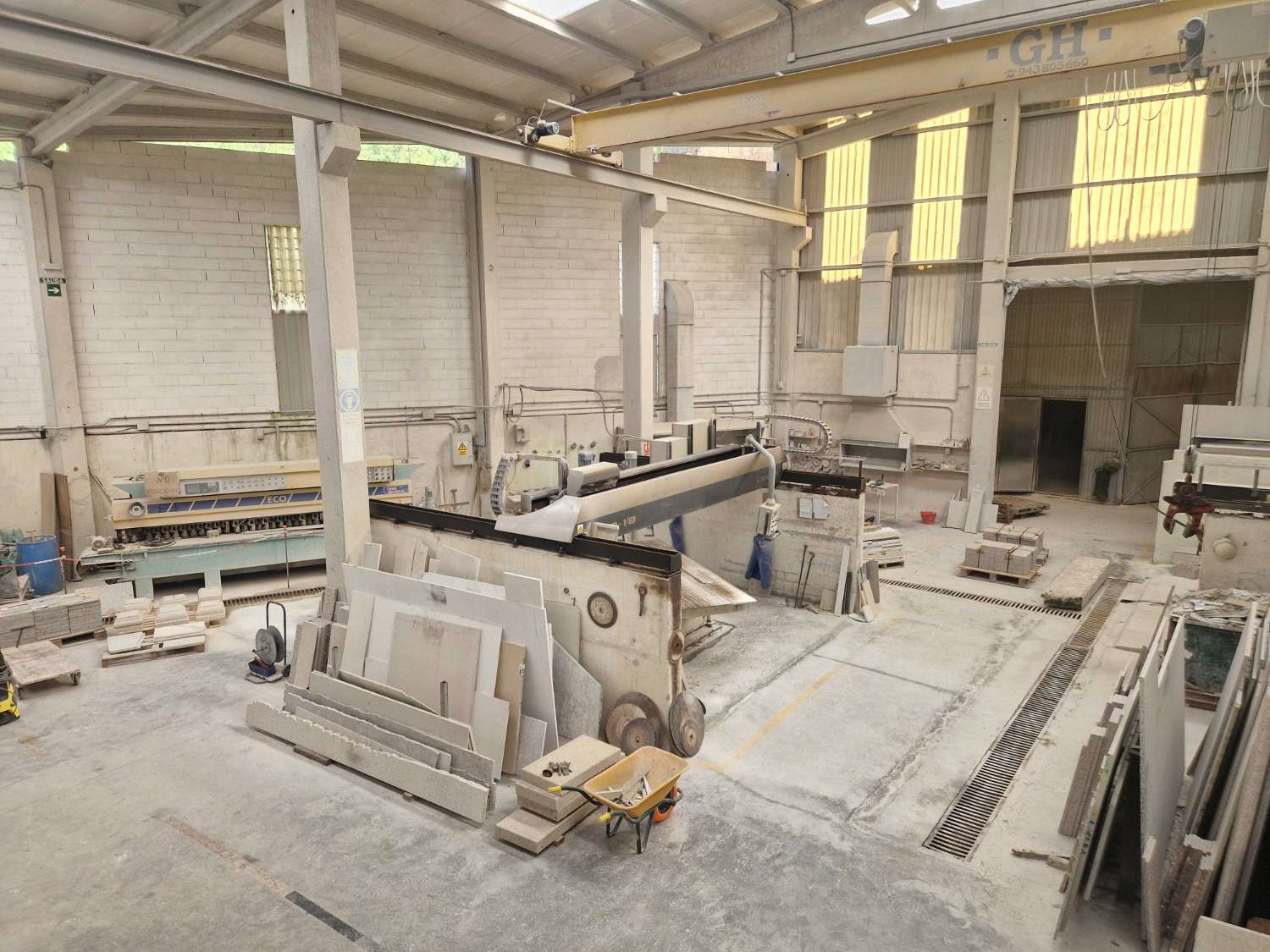 NAVE INDUSTRIAL CON TALLER DE MARMOLES EN POLIGONO DE NOIA