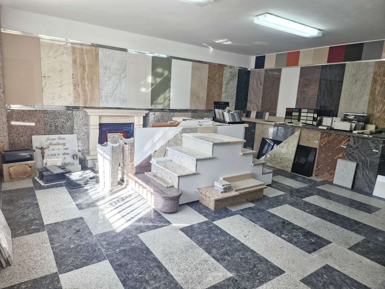 NAVE INDUSTRIAL CON TALLER DE MARMOLES EN POLIGONO DE NOIA