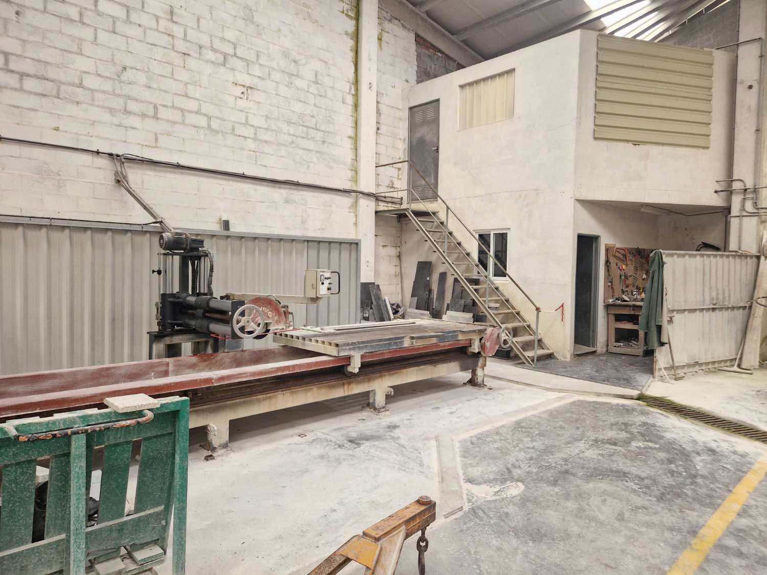 NAVE INDUSTRIAL CON TALLER DE MARMOLES EN POLIGONO DE NOIA