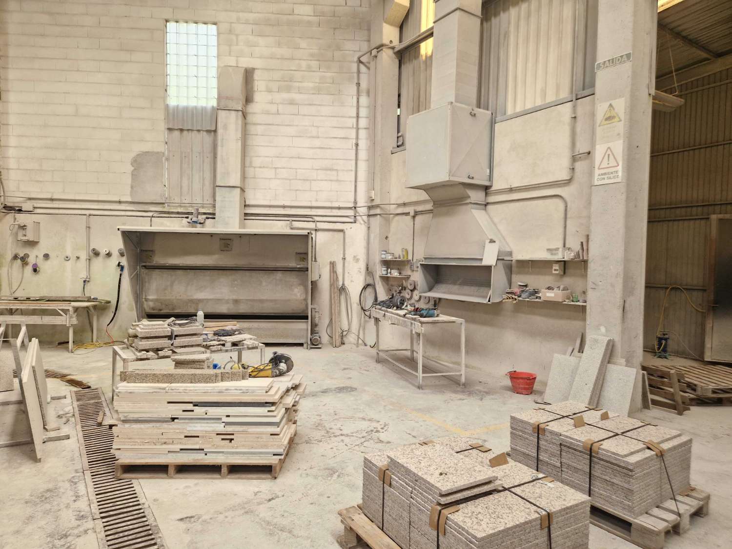 NAVE INDUSTRIAL CON TALLER DE MARMOLES EN POLIGONO DE NOIA