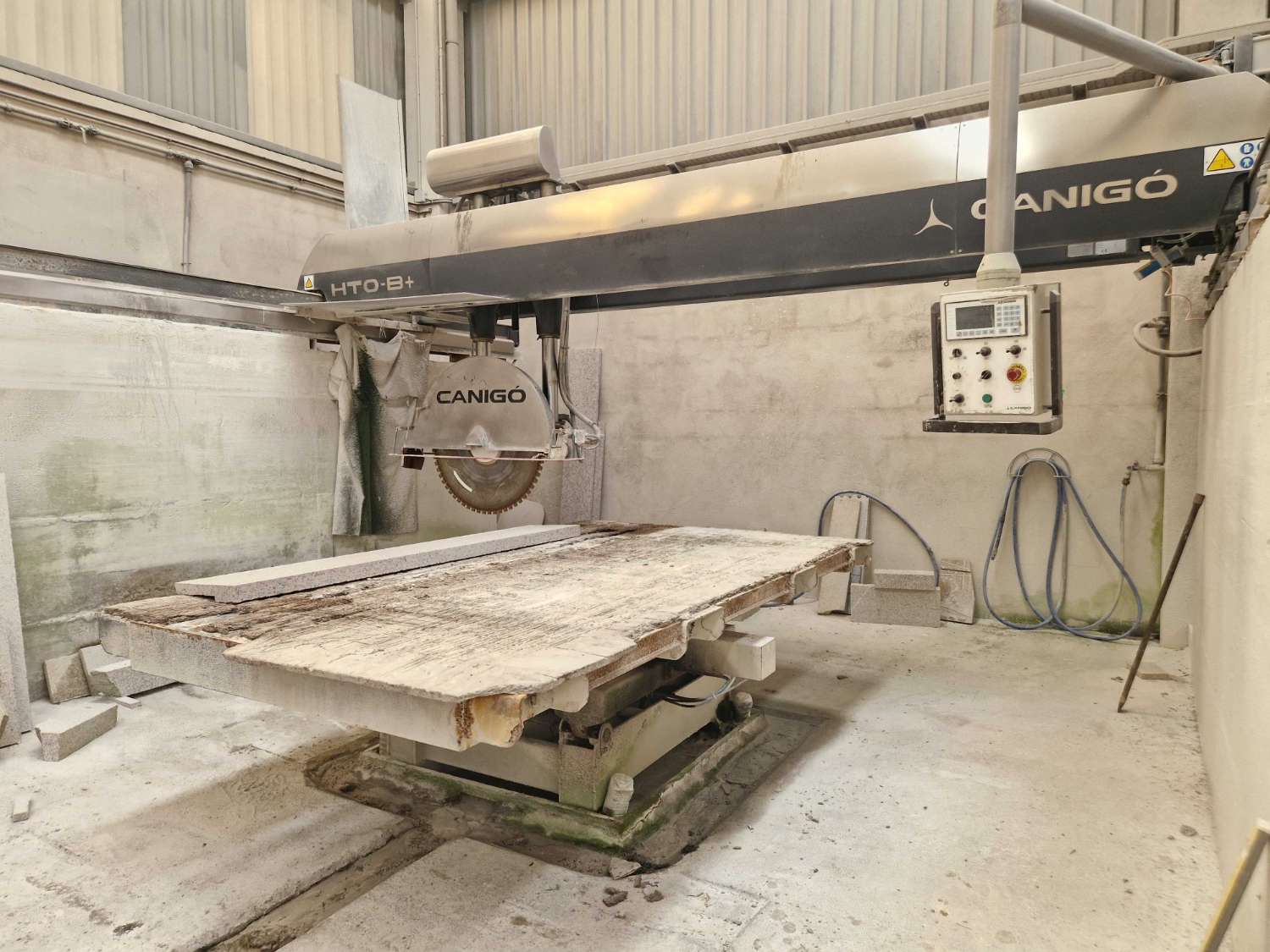 NAVE INDUSTRIAL CON TALLER DE MARMOLES EN POLIGONO DE NOIA