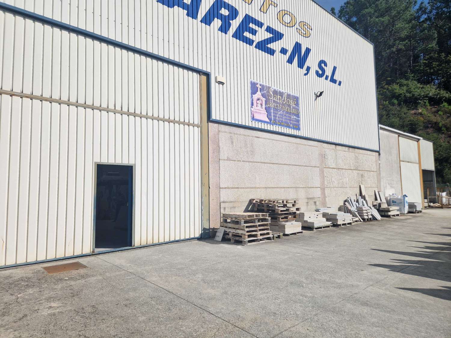 NAVE INDUSTRIAL CON TALLER DE MARMOLES EN POLIGONO DE NOIA