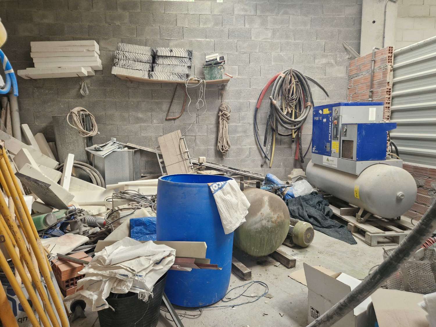 NAVE INDUSTRIAL CON TALLER DE MARMOLES EN POLIGONO DE NOIA