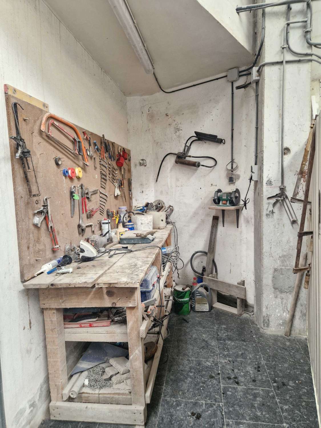 NAVE INDUSTRIAL CON TALLER DE MARMOLES EN POLIGONO DE NOIA