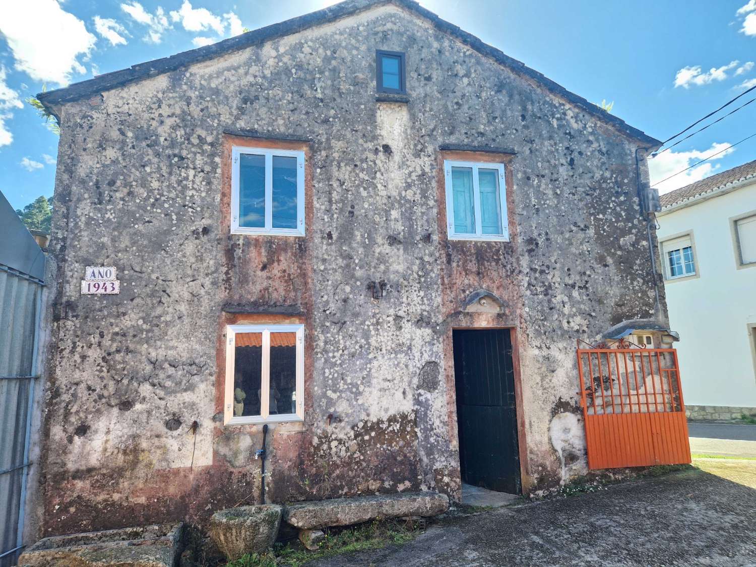 CASA AMPLIA CON VARIOS ALMACENES EN ZONA DE CACHEIRAS, TEO