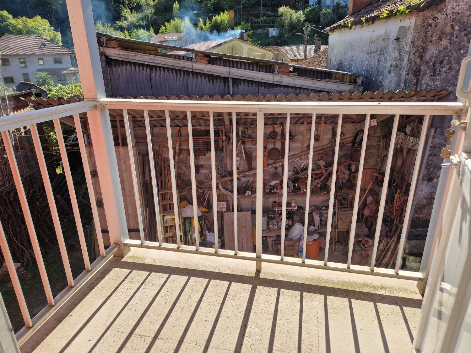 CASA AMPLIA CON VARIOS ALMACENES EN ZONA DE CACHEIRAS, TEO