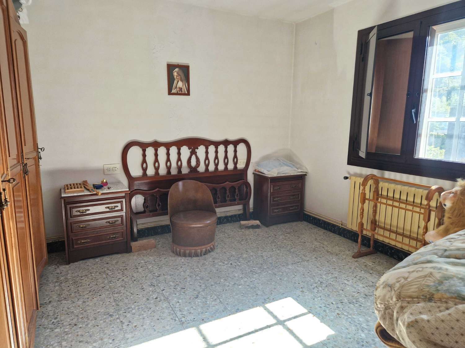 CASA AMPLIA CON VARIOS ALMACENES EN ZONA DE CACHEIRAS, TEO