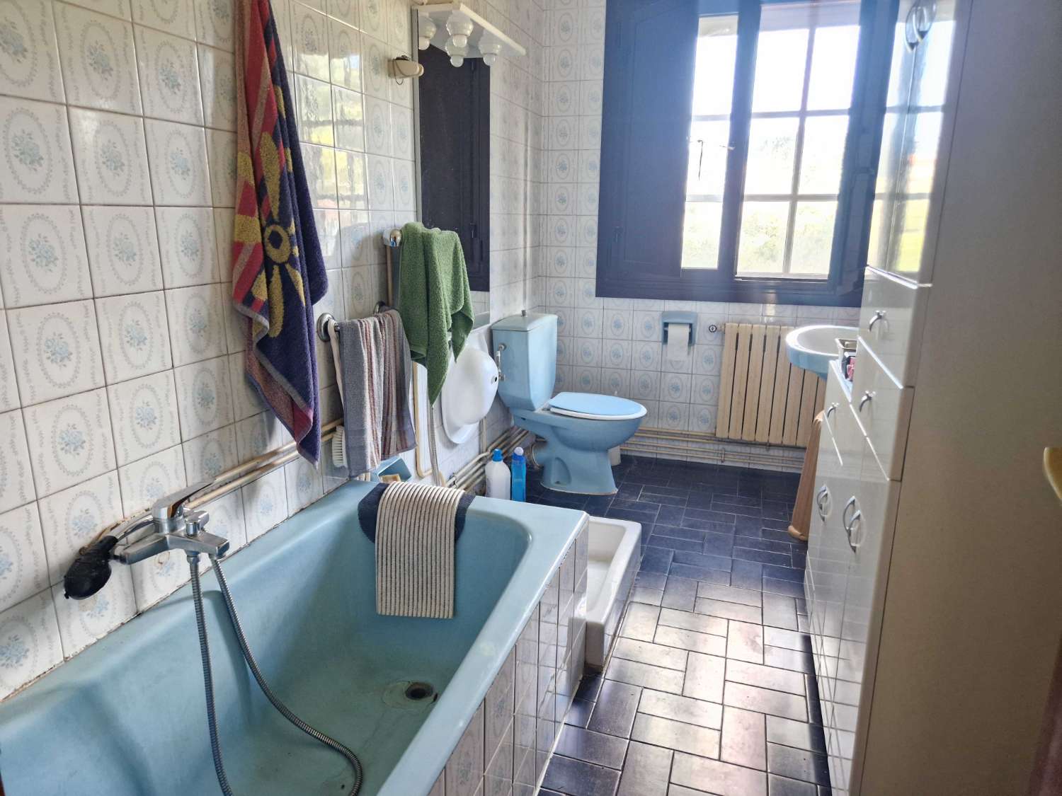 CASA AMPLIA CON VARIOS ALMACENES EN ZONA DE CACHEIRAS, TEO