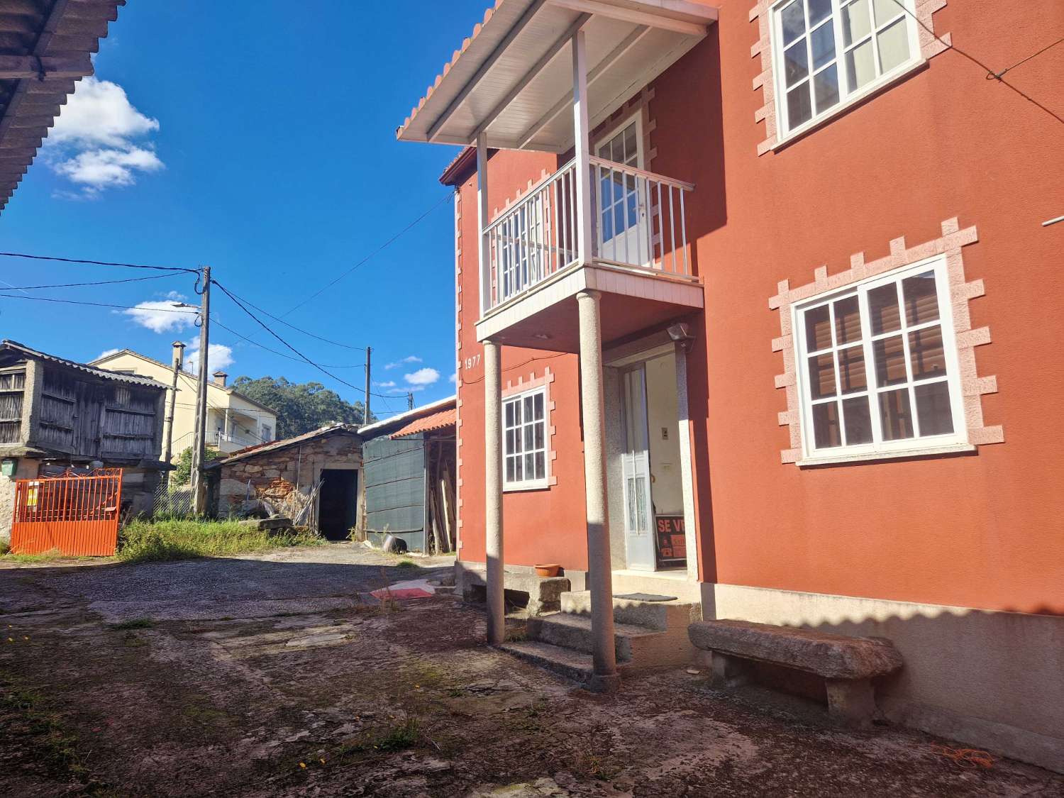 CASA AMPLIA CON VARIOS ALMACENES EN ZONA DE CACHEIRAS, TEO