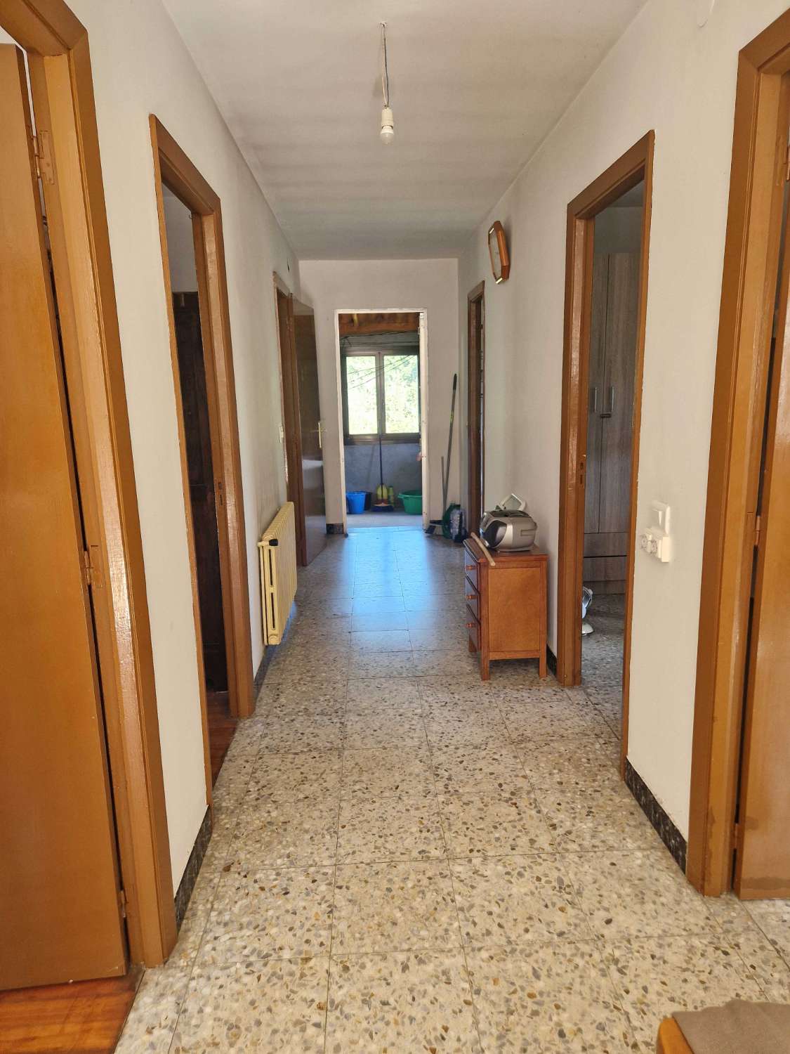 CASA AMPLIA CON VARIOS ALMACENES EN ZONA DE CACHEIRAS, TEO