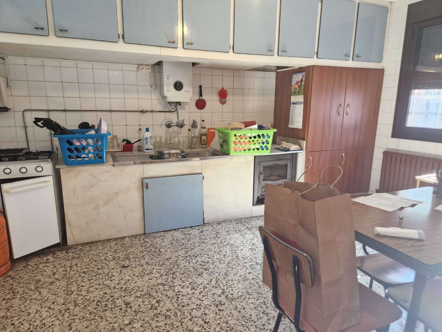 CASA AMPLIA CON VARIOS ALMACENES EN ZONA DE CACHEIRAS, TEO