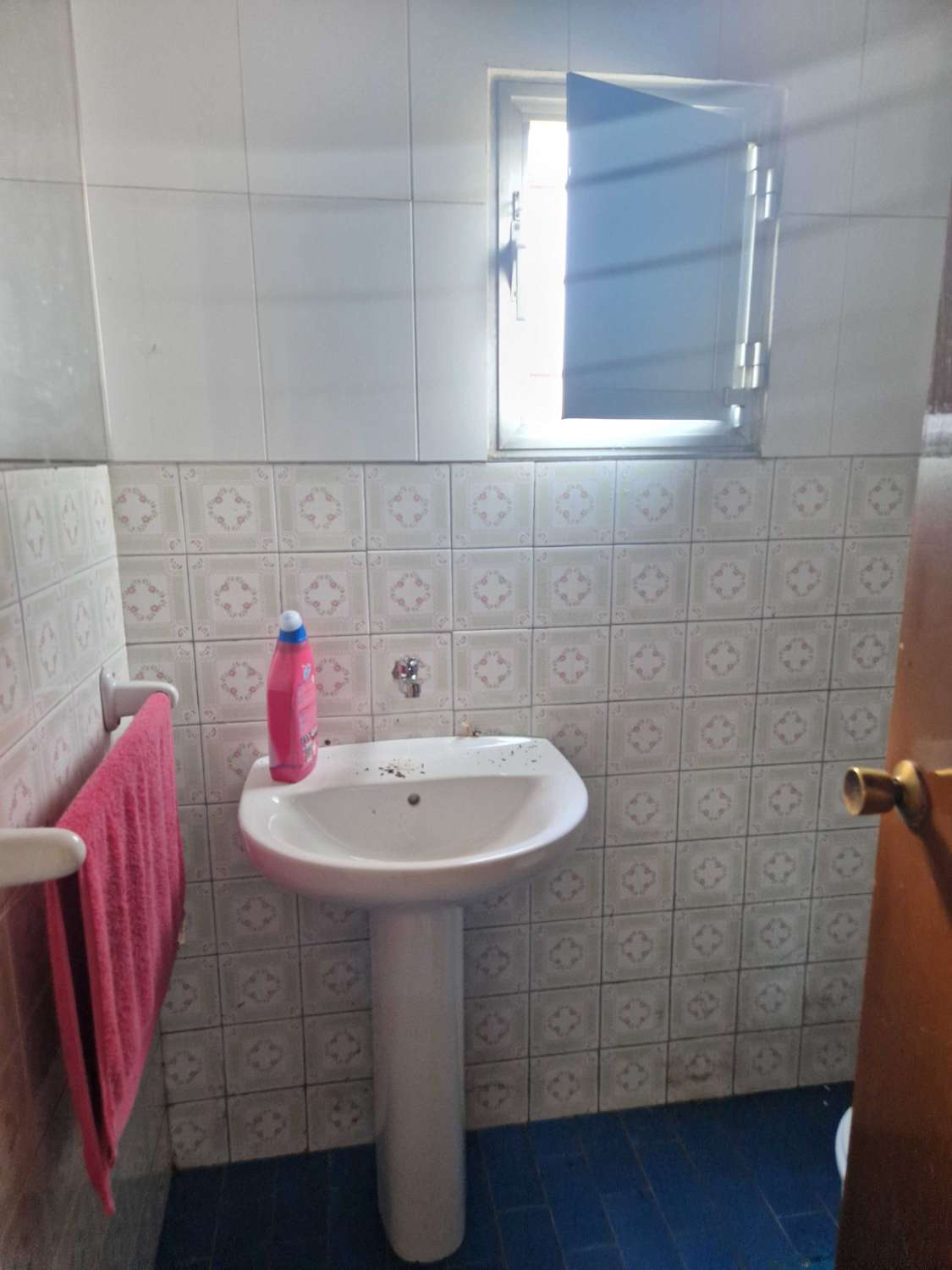 CASA AMPLIA CON VARIOS ALMACENES EN ZONA DE CACHEIRAS, TEO