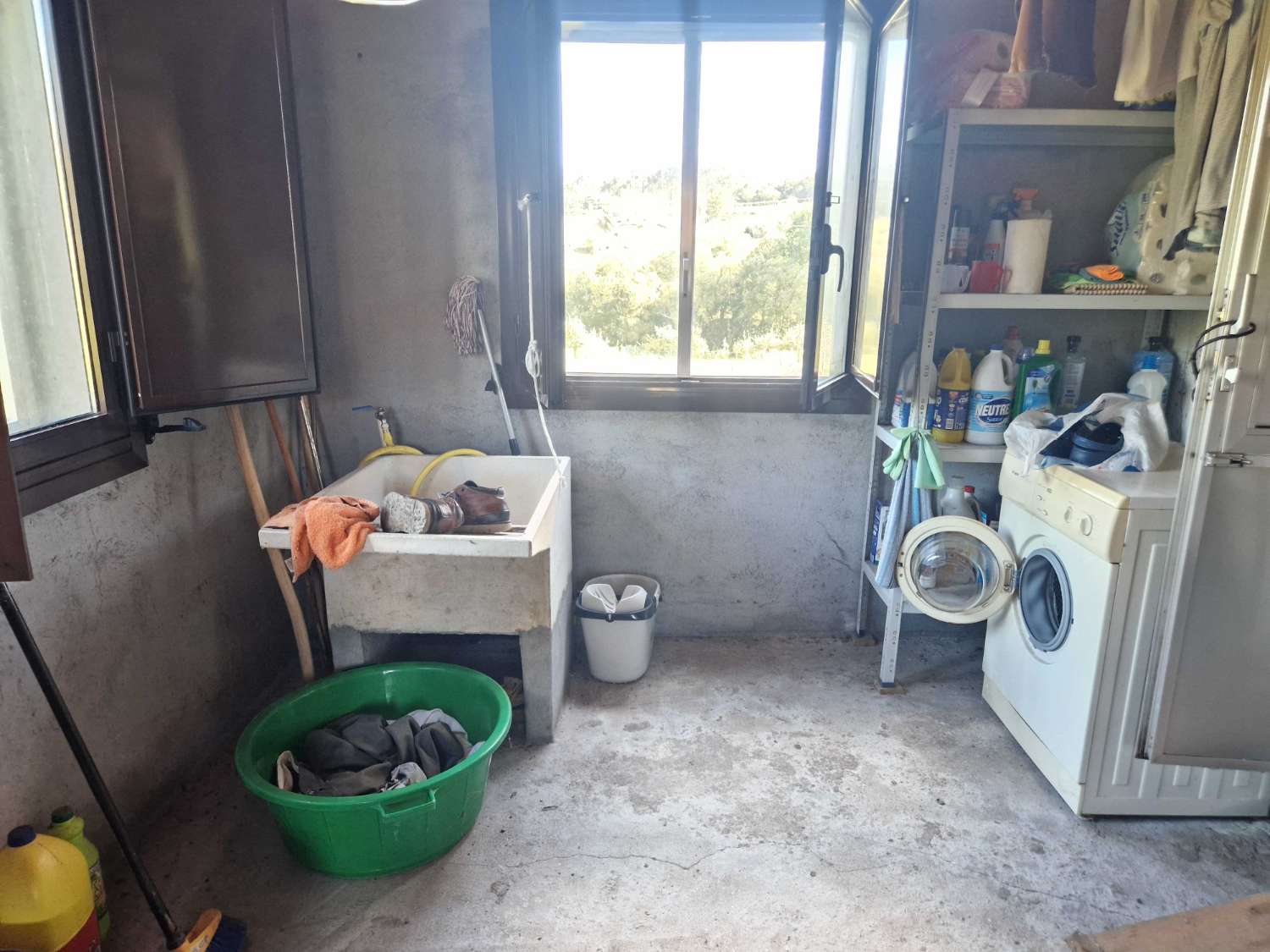 CASA AMPLIA CON VARIOS ALMACENES EN ZONA DE CACHEIRAS, TEO