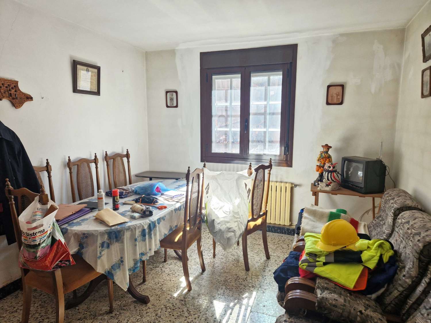 CASA AMPLIA CON VARIOS ALMACENES EN ZONA DE CACHEIRAS, TEO