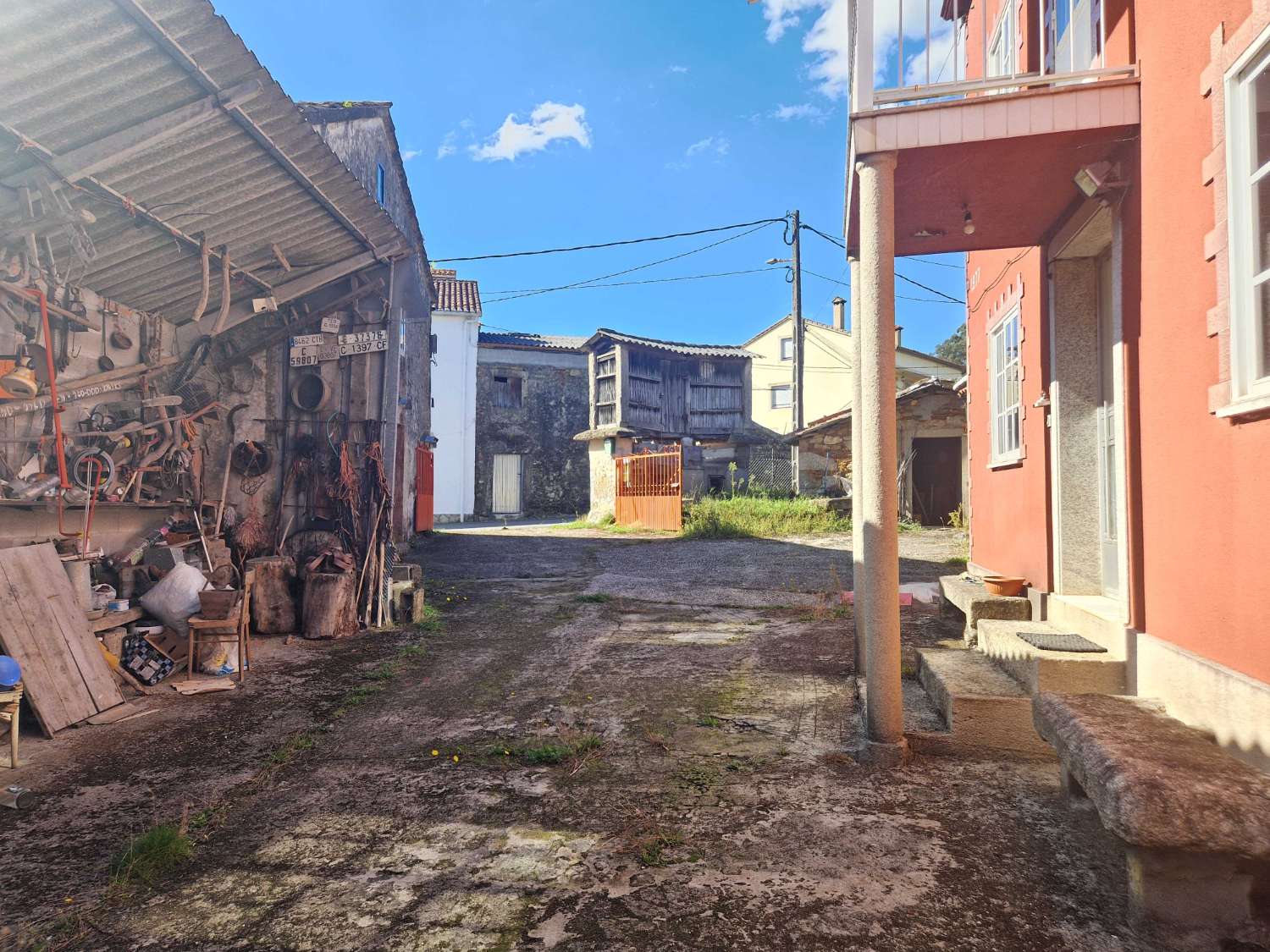CASA AMPLIA CON VARIOS ALMACENES EN ZONA DE CACHEIRAS, TEO