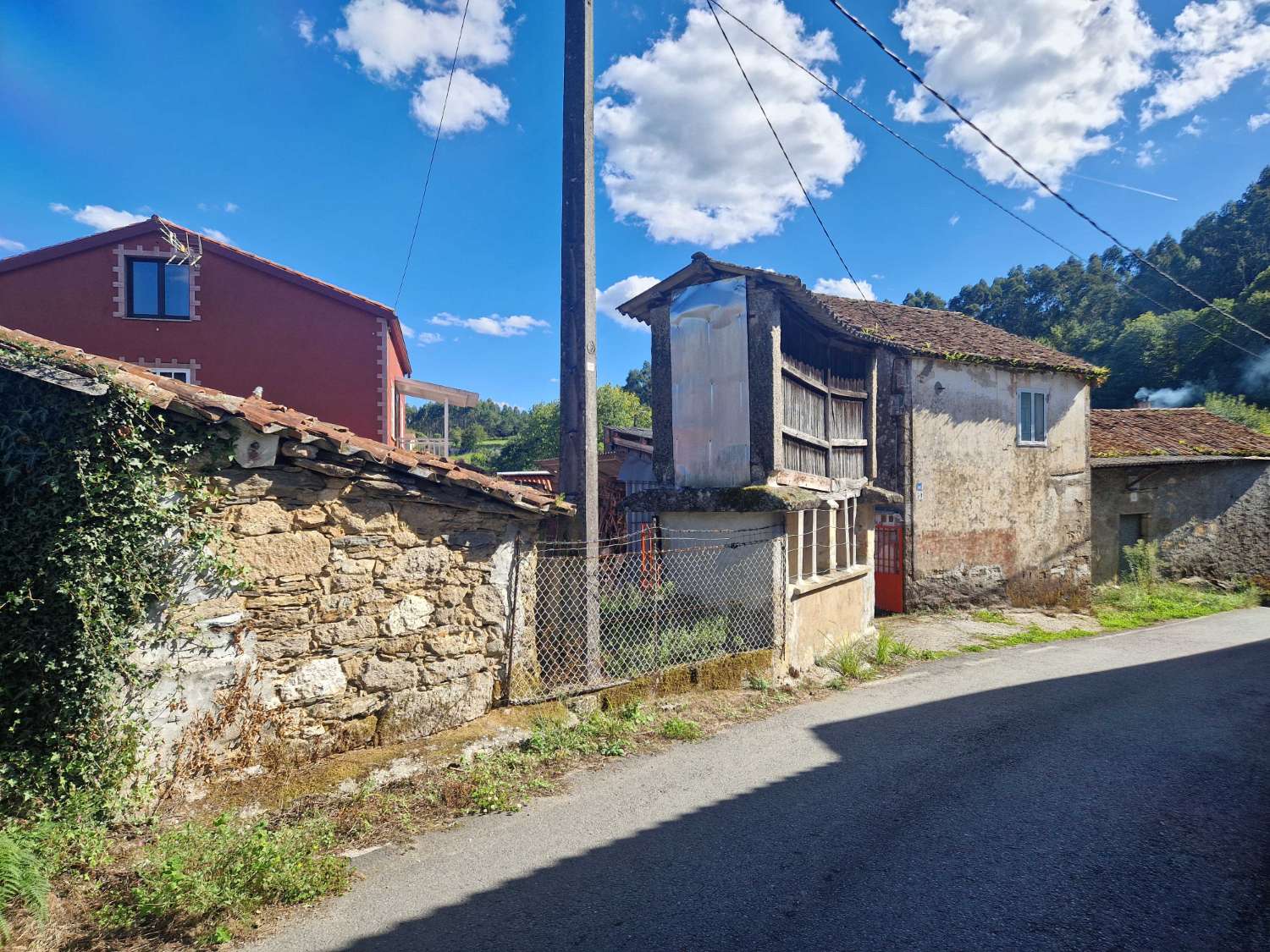 CASA AMPLIA CON VARIOS ALMACENES EN ZONA DE CACHEIRAS, TEO