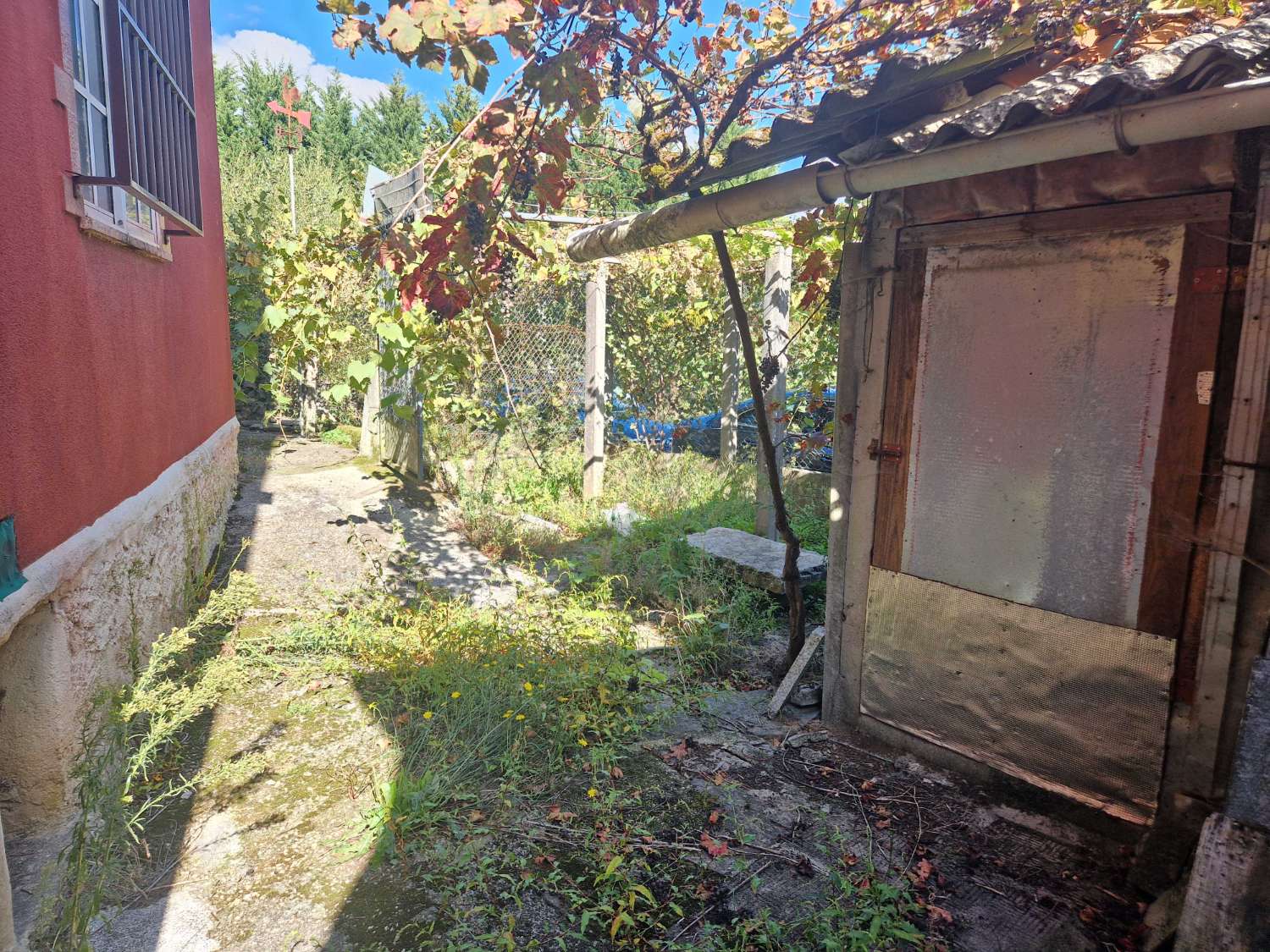 CASA AMPLIA CON VARIOS ALMACENES EN ZONA DE CACHEIRAS, TEO
