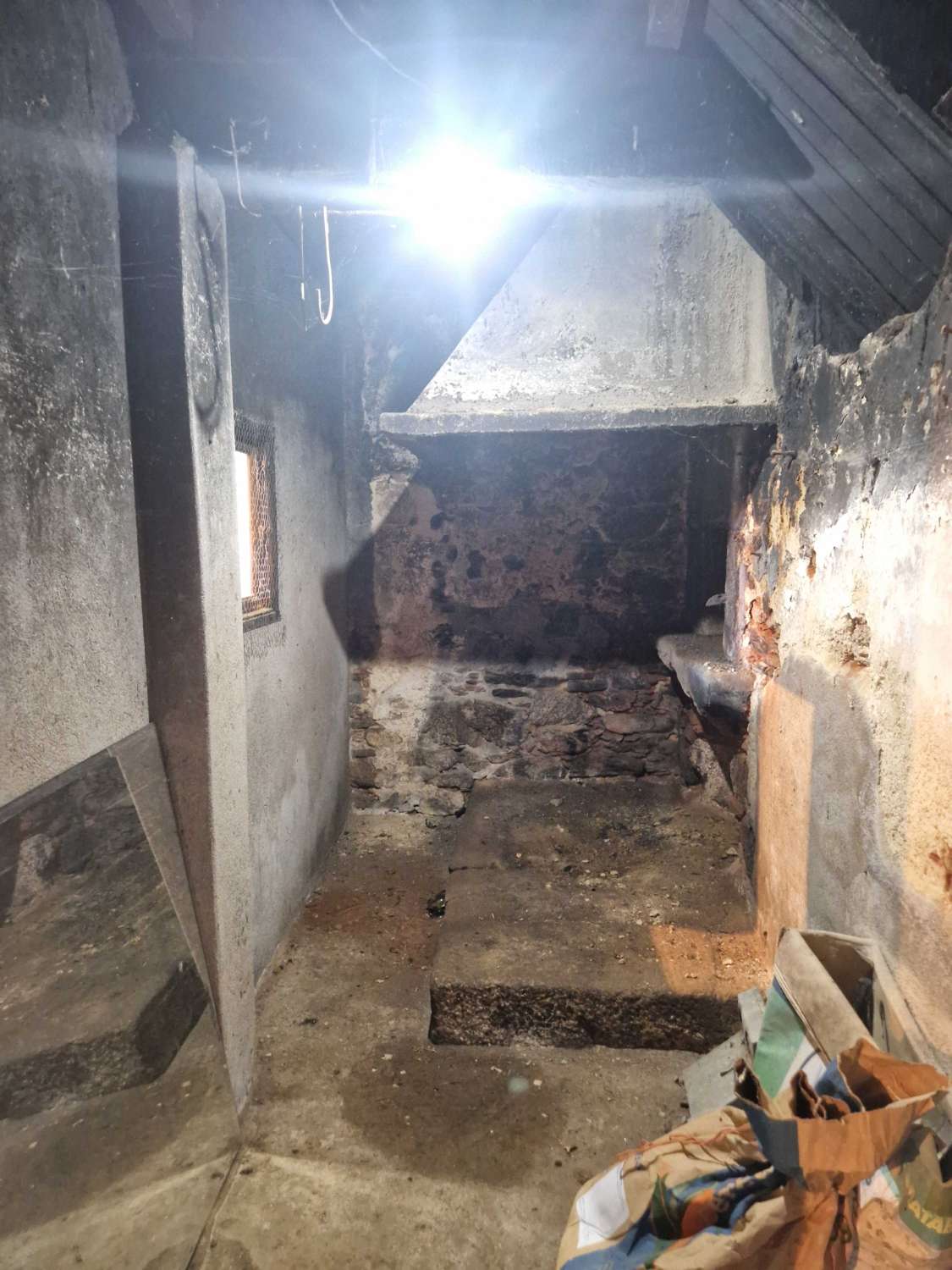 CASA AMPLIA CON VARIOS ALMACENES EN ZONA DE CACHEIRAS, TEO