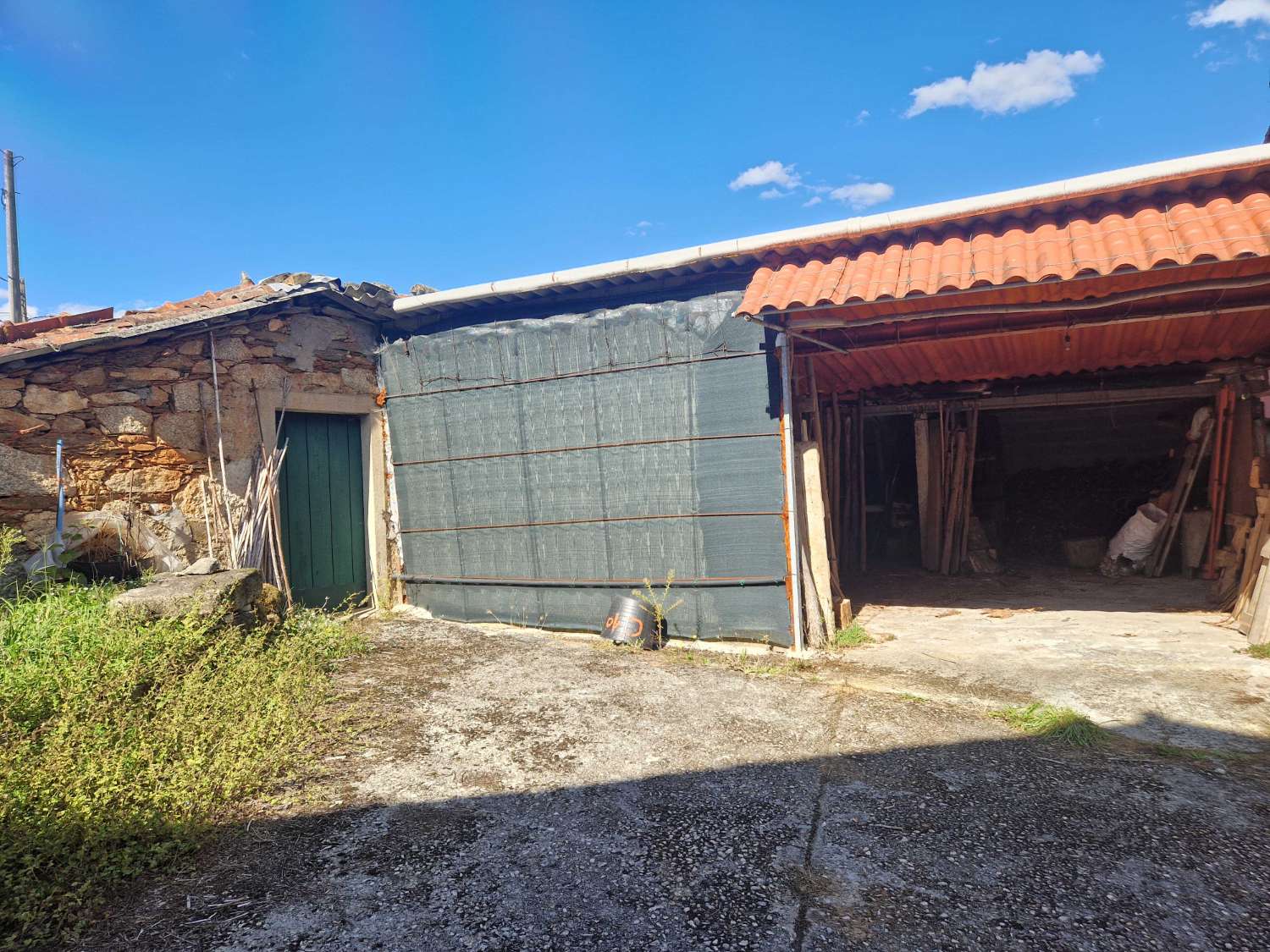 CASA AMPLIA CON VARIOS ALMACENES EN ZONA DE CACHEIRAS, TEO