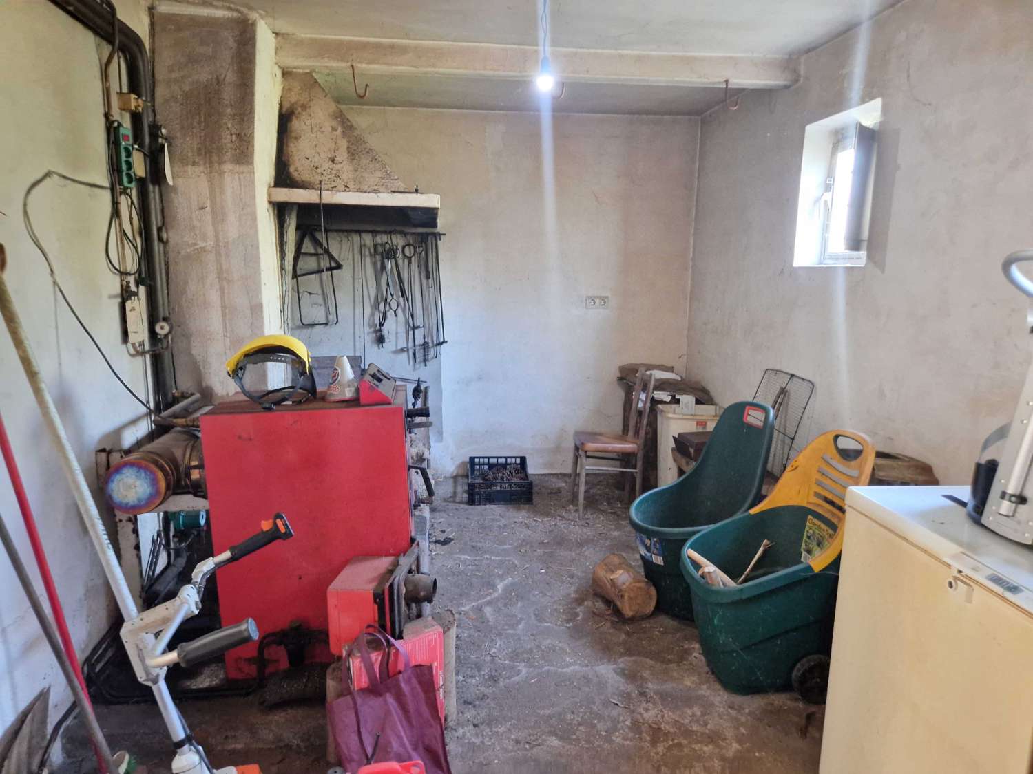 CASA AMPLIA CON VARIOS ALMACENES EN ZONA DE CACHEIRAS, TEO