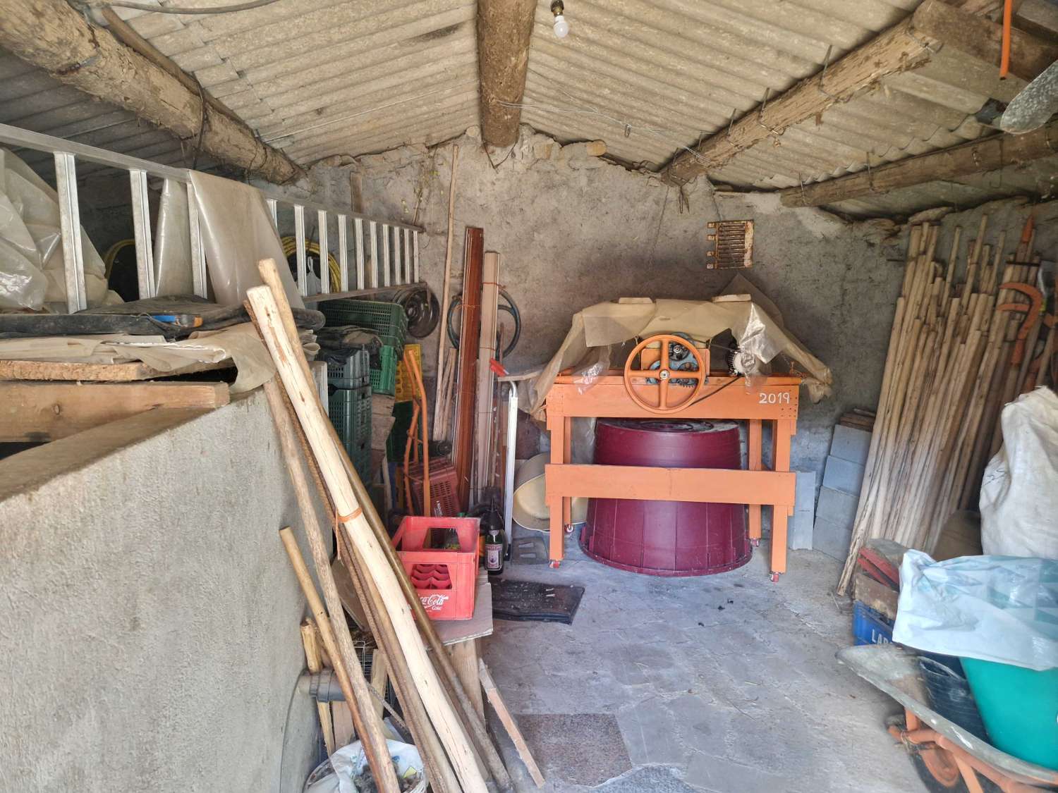 CASA AMPLIA CON VARIOS ALMACENES EN ZONA DE CACHEIRAS, TEO