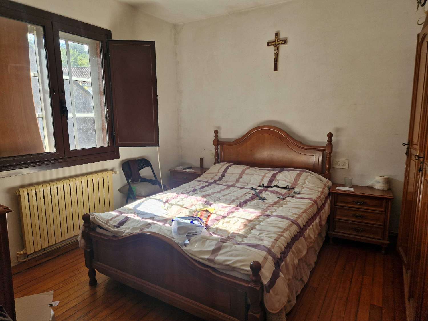 CASA AMPLIA CON VARIOS ALMACENES EN ZONA DE CACHEIRAS, TEO