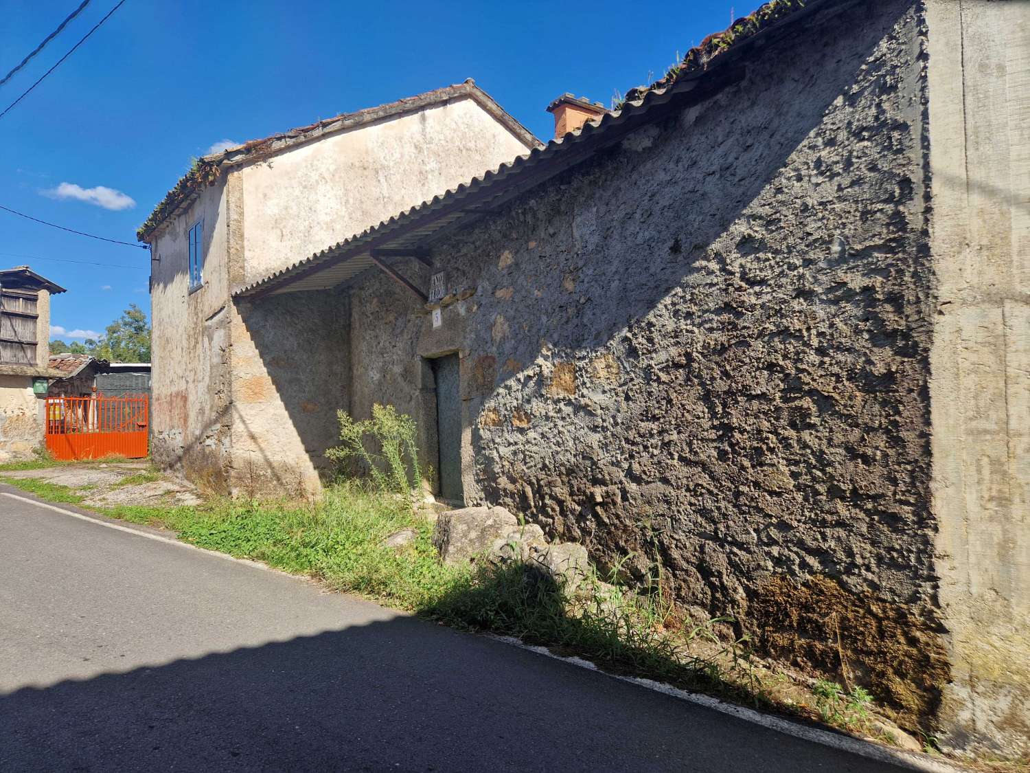 CASA AMPLIA CON VARIOS ALMACENES EN ZONA DE CACHEIRAS, TEO