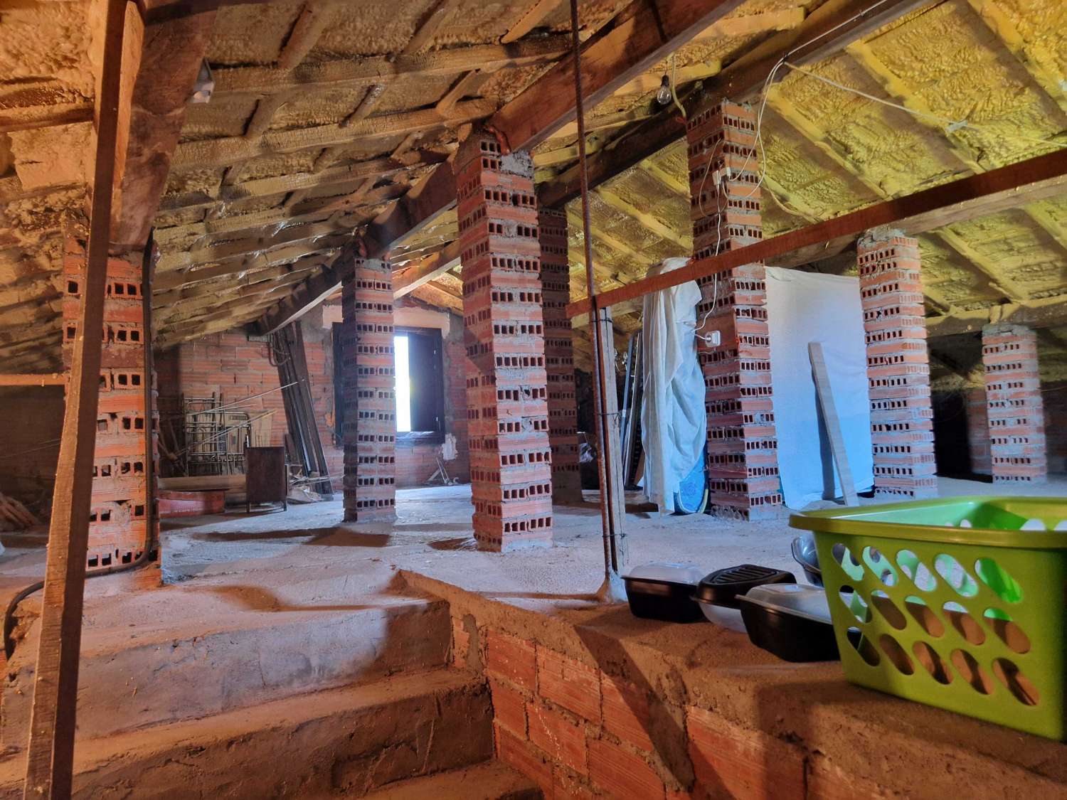 CASA AMPLIA CON VARIOS ALMACENES EN ZONA DE CACHEIRAS, TEO