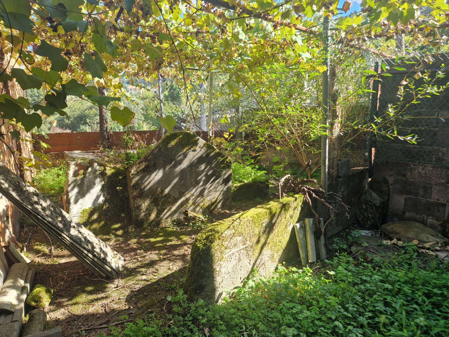 CASA AMPLIA CON VARIOS ALMACENES EN ZONA DE CACHEIRAS, TEO