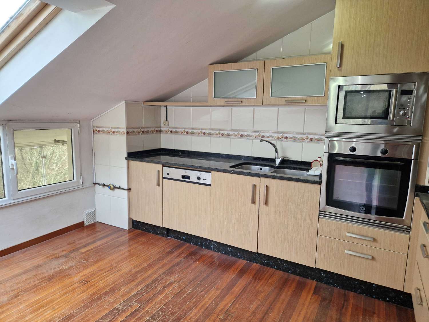 ATICO 2 DORMITORIOS EN URB. MONTE BALADO, BRION