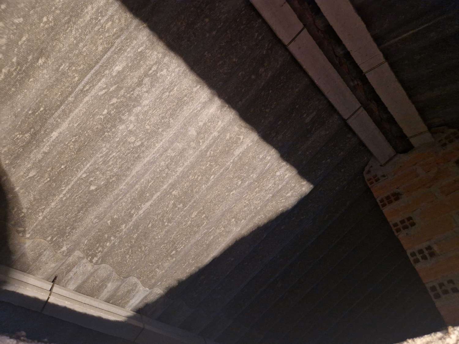 CASA DE PIEDRA CON TERRENO Y ALMACEN EN ZONA DE BRION