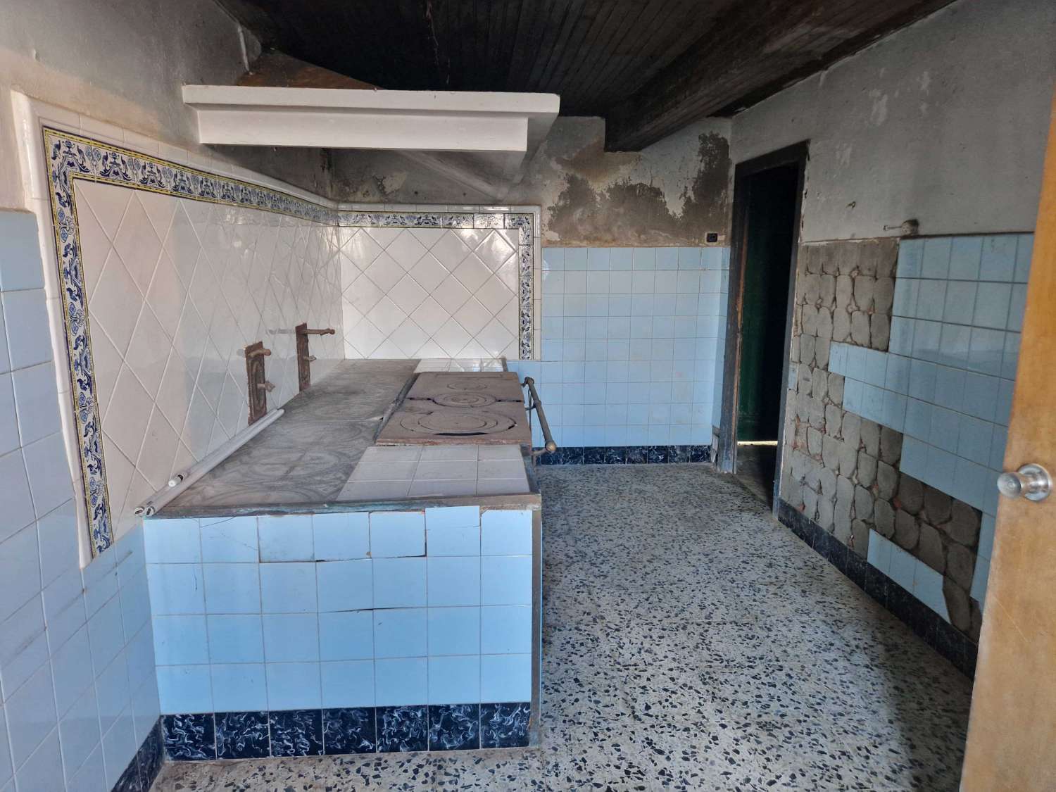 CASA DE PIEDRA CON TERRENO Y ALMACEN EN ZONA DE BRION