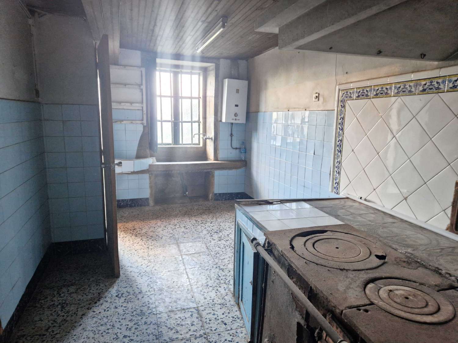 CASA DE PIEDRA CON TERRENO Y ALMACEN EN ZONA DE BRION