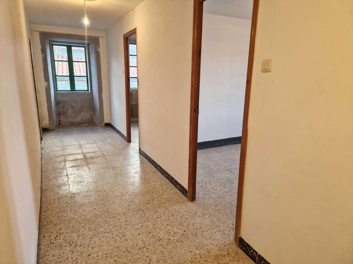 CASA DE PIEDRA CON TERRENO Y ALMACEN EN ZONA DE BRION