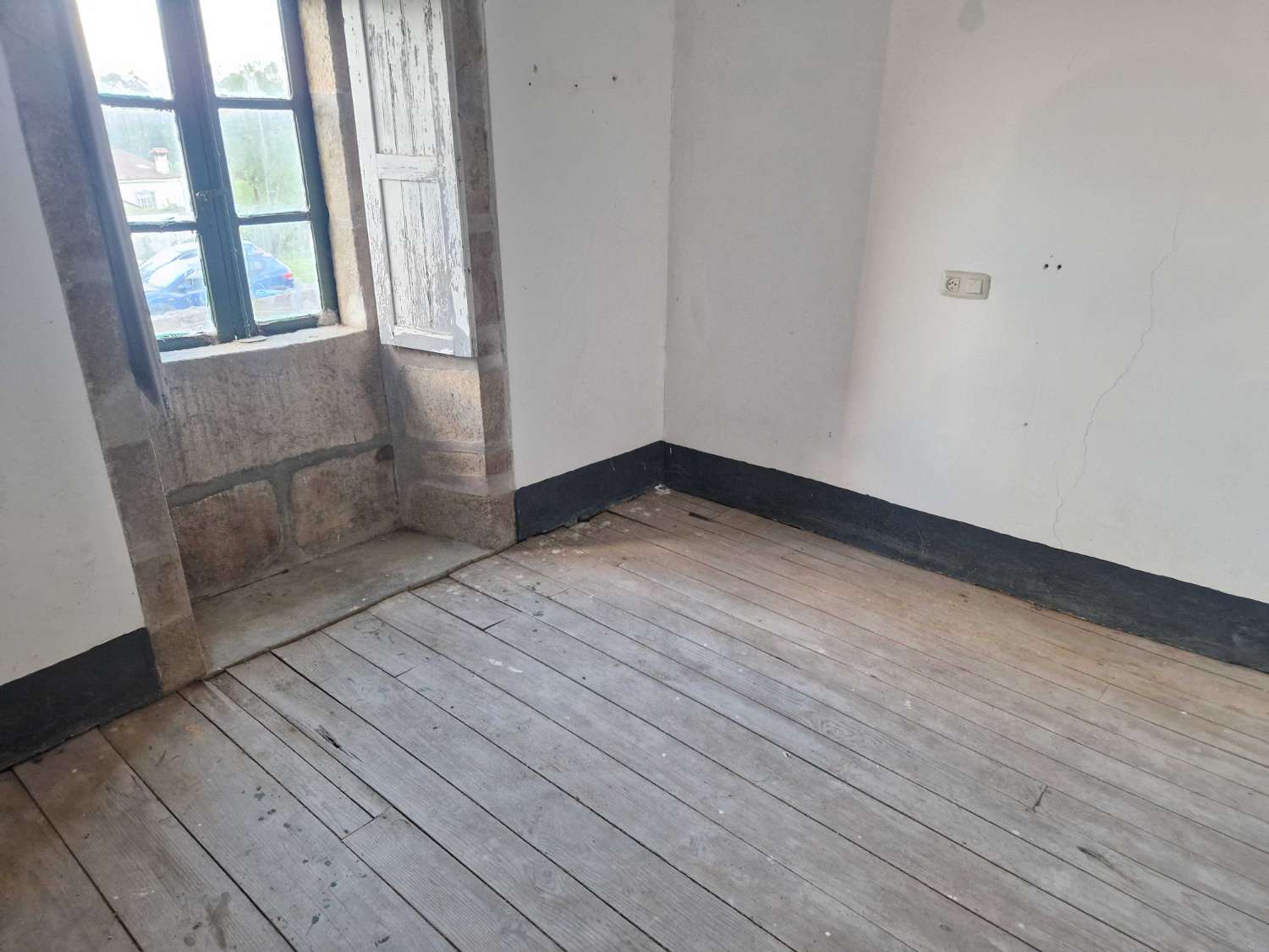 CASA DE PIEDRA CON TERRENO Y ALMACEN EN ZONA DE BRION