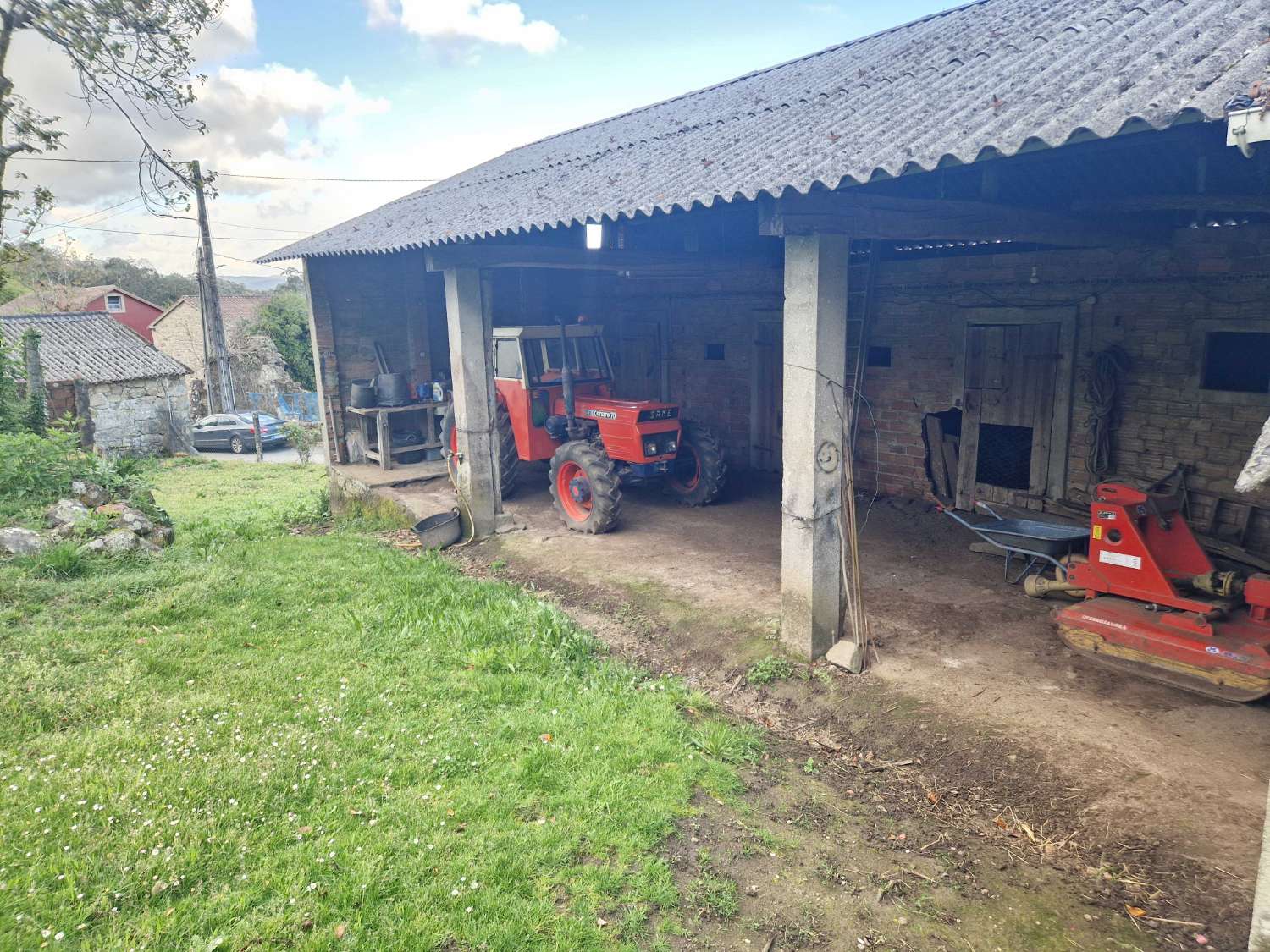 CASA DE PIEDRA CON TERRENO Y ALMACEN EN ZONA DE BRION